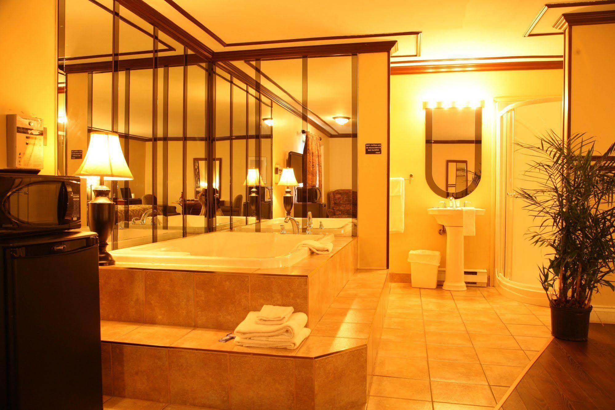 Motel & Hotel Le Luxembourg L'Ancienne-Lorette Εξωτερικό φωτογραφία